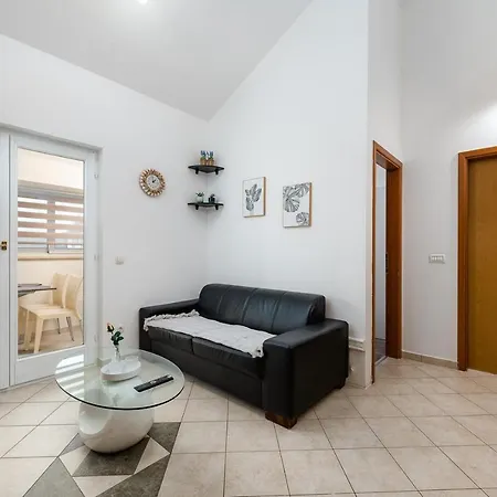 Apartment Apartment More Affordable And Close To The Beach In Umag - Zambratija
